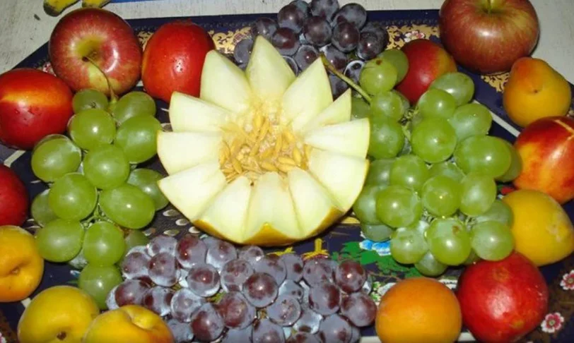 Dentre as frutas bonitas na mesa natalina - que estão na safra - destacam-se melão, uva, pêssego, abacaxi, ameixa e figo. A romã, consumida no fim de ano para dar sorte, está na safra, mas encarece por causa da superstição. Se não precisar da mandinga, evite.
