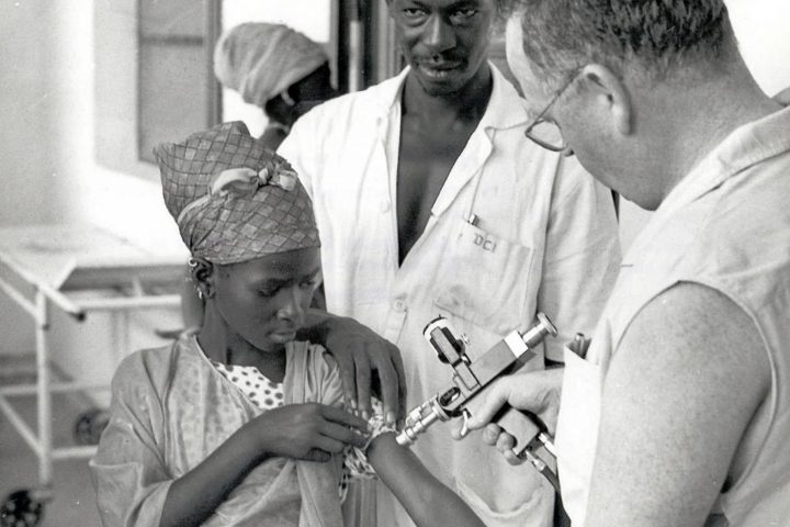 A primeira vacina da história data do final do Século 18. Era a da varíola, doença que matou mais de 300 milhões de pessoas no Século 20. A doença é considerada extinta desde 1979, graças à imunização mundial. 