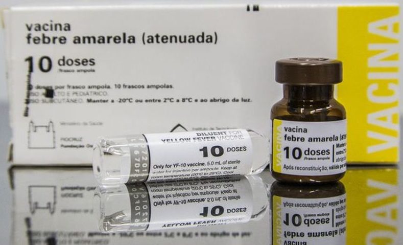 No Brasil, as vacinas começaram a ser aplicadas no final dos anos 30. A doença está controlada, mas não erradicada. Ou seja, tem que se vacinar para não correr o risco de se infectar. 