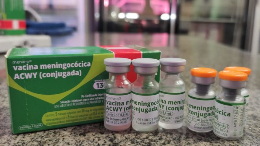 O SUS oferece vacinas para imunizar contra todas as formas da doença.  A principal delas protege contra a meningite do Tipo C,  a mais comum. 