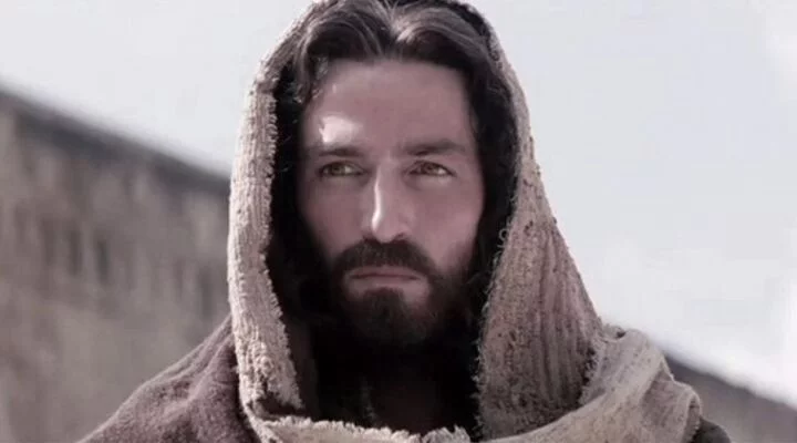 O ator Jim Caviezel, que completou 56 anos em 26/9, ficou bastante conhecido por seu papel de Jesus em A Paixão de Cristo (2004). O filme, dirigido por Mel Gibson, narra as últimas 12 horas da vida de Jesus, desde sua prisão até sua crucificação.