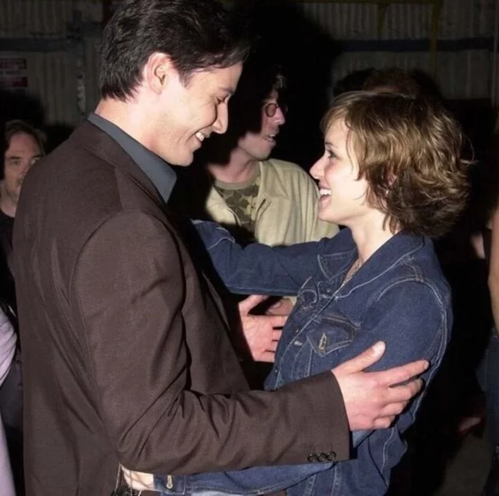 Em entrevista ao podcast “Happy Sad Confused”, a atriz Winona Ryder revelou recentemente que ela e Keanu Reeves se chamam de “marido” e “mulher” quando se comunicam por mensagens. 
