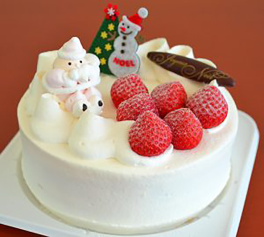 O panetone, tão popular nas celebrações do Natal tradicional, também é deixado de lado pelos japoneses. Eles preferem o kurisumasu keeki, um bolo branco feito de pão-de-ló, recheado com morangos e chantili, e decorado com a fruta para ornamentar a mesa. 