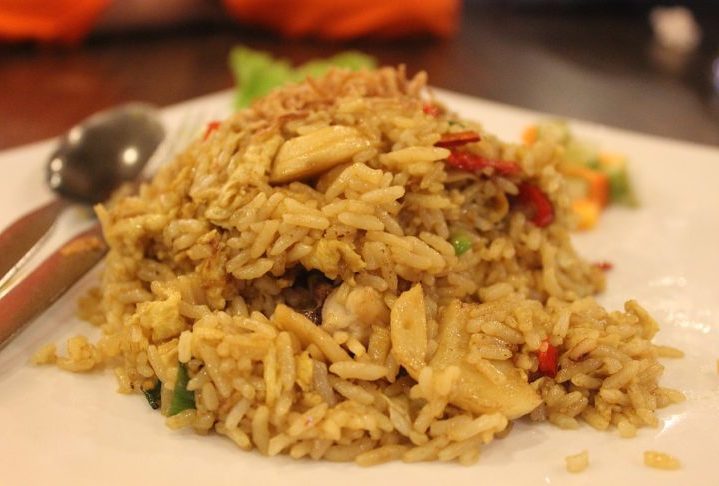 O arroz é o alimento básico da culinária javanesa. É servido com quase todas as refeições e pode ser cozido de várias maneiras, como arroz branco, arroz frito ou o tradicional nasi goreng.