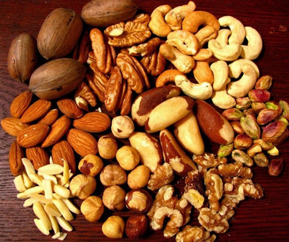 Se o dinheiro anda curto para comprar muitas castanhas e nozes, elas podem compor pratos de forma atraente. Essas oleaginosas - que têm gordura saudável - podem ser picadas em arroz e saladas. E partes inteiras ajudam na decoração do prato. 