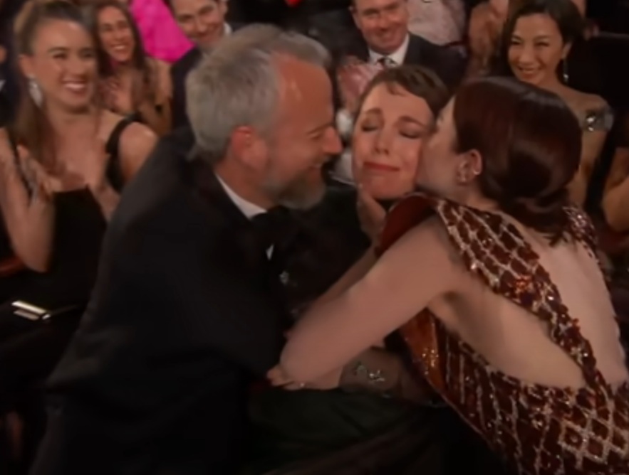 Olivia Colman teve uma atuação excelente em A Favorita, porém muita gente dava como certa a vitória de Glenn Close, que era a favorita, pois tinha ganho o Globo de Ouro e o SAG Awards. Além disso, Glenn Close jamais havia vencido o Oscar, mesmo sendo uma atriz lendária, então sua suposta vitória tinha um ar ainda mais marcante. 