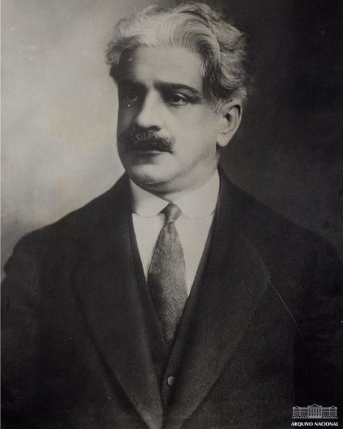 Formado em medicina pela Faculdade de Medicina do Rio de Janeiro em 1892, Oswaldo Cruz se especializou em bacteriologia no Instituto Pasteur, em Paris, onde foi aluno de Émile Roux, discípulo de Louis Pasteur.