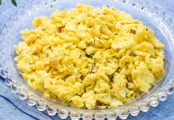  Em seguida, junte o ovo e o milho. Mexa sem parar até que o ovo endureça e todos os ingredientes fiquem bem misturados.