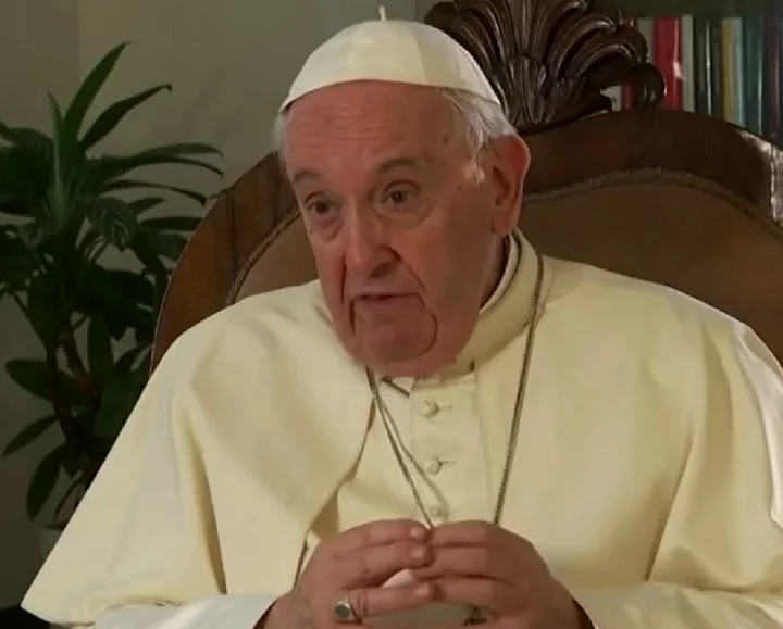 Em uma decisão histórica, em dezembro de 2023, Francisco autorizou que casais do mesmo sexo pudessem receber a bênção nas igrejas católicas.