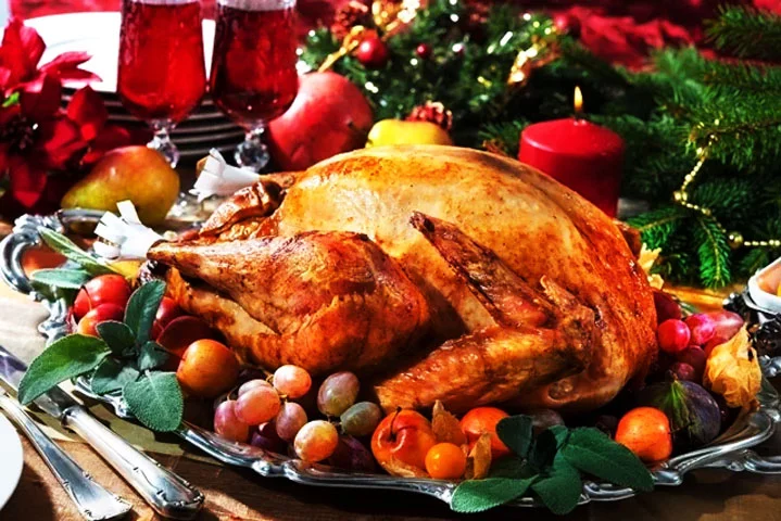 Como complemento, dê preferência às carnes assadas magras, como peru e peixes. Não compare apenas os preços, mas também o tipo de produto. Às vezes, sai mais em conta pagar um pouco mais pela carne já limpa ou peixe já separado em filés.