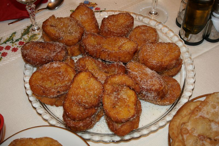 As populares rabanadas - muitas pessoas não abrem mão delas no Natal - podem ser preparadas no forno, em vez de serem fritas. E uma dica: uma dose de vinho (ou suco de uva integral) cai bem na rabanada, como opção às tradicionais que levam apenas canela. 