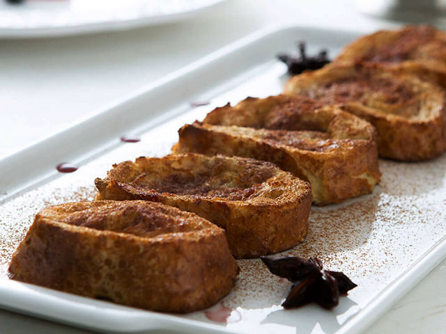 Quem não pode consumir açúcar deve usar adoçante em pó. Passe a rabanada no leite e no ovo, doure os dois lados numa frigideira e leve ao forno. Depois, polvilhe com adoçante em pó e canela. Dica opcional: coloque leite em pó nessa mistura. Fica uma delícia!