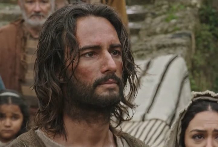 Jesus aparece em algumas cenas do filme, ajudando Ben-Hur (Jack Huston) em sua jornada de redenção. Santoro contracena também com Toby Kebbell e Morgan Freeman.