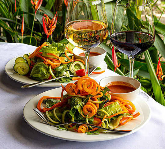 As verduras da estação são: salsa, alho-poró, cebolinha, rúcula, aspargos e hortelã. A hortelã pode, ainda, ser usada no suco com abacaxi. Os legumes da estação são: cenoura, beterraba, pimentão, abobrinha e tomate. Como beterraba mancha, não é recomendada para visitas. Os outros são perfeitos para a ocasião. 