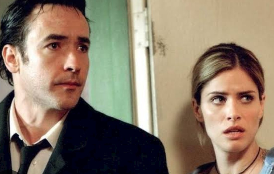 O filme se passa dentro de um motel com 10 pessoas que ficam presos no local isolado durante uma tempestade. Todos são assassinados um por um. Ao mesmo tempo, um assassino sob os cuidados de um psiquiatra aguarda sua execução por ter assassinado um grupo num motel.