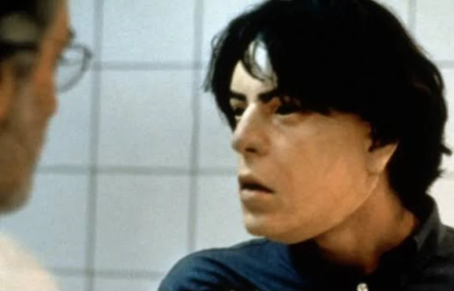 Na trama, César, um homem rico e atraente fica com o rosto desfigurado após um acidente e  vai para a prisão. Ele começa a questionar sua própria sanidade e entra em um mistério psicológico.