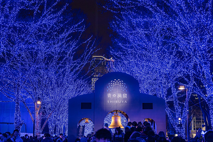 No Shibuya, um dos principais centros comerciais e financeiros do mundo, a iluminação também atrai quem passa pela região que tem as duas estações mais movimentadas do mundo: a Estação de Shinjuku (parte sul) e a Estação de Shibuya.