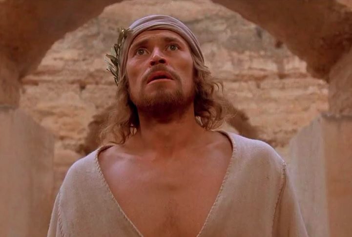 Dafoe retrata Jesus como um homem atormentado por dúvidas e tentações, dividido entre sua missão divina e seus desejos humanos.