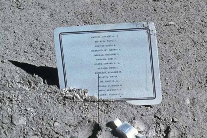 Placa comemorativa em honra de Komarov e outros mortos na exploração espacial, deixada na Lua pelos astronautas da Apollo 15.