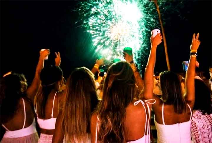 Assim, soltar fogos é uma fusão de superstição e comemoração, representando o desejo de afastar o passado ruim e dar boas-vindas ao futuro.