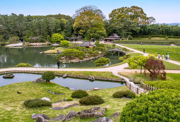 O Parque Korakuen, na cidade de Okayma no Japão, foi construído no século 17 sobre uma pequena ilha no rio Asahi, a pedido do senhor feudal Tsuda Nagatada. Aliás, o espaço é visto como um dos mais deslumbrantes do país até pelas mudanças drásticas que ocorrem na paisagem. 