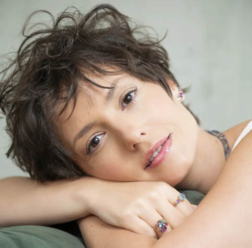 Rosanne Mulholland (Atriz)-Rosanne Santos Mulholland nasceu em 31/12/1980, em Brasília. A atriz ficou conhecida ao interpretar a professora Helena, na versão brasileira da novela infantil Carrossel (2012-2013).