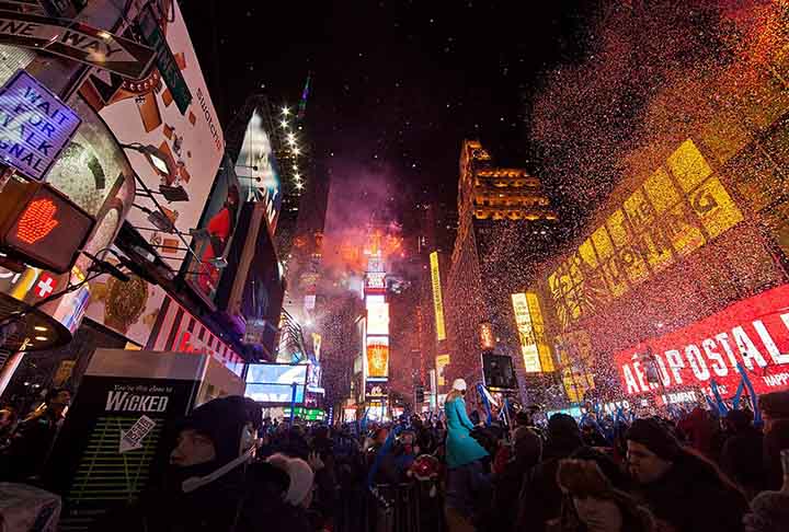 Nova York (Times Square, EUA)
Milhares de pessoas assistem à tradicional queda da bola iluminada, com shows ao vivo e uma atmosfera icônica. A
Times Square é uma das áreas mais vibrantes do mundo, famosa por seus letreiros luminosos e atividades culturais.