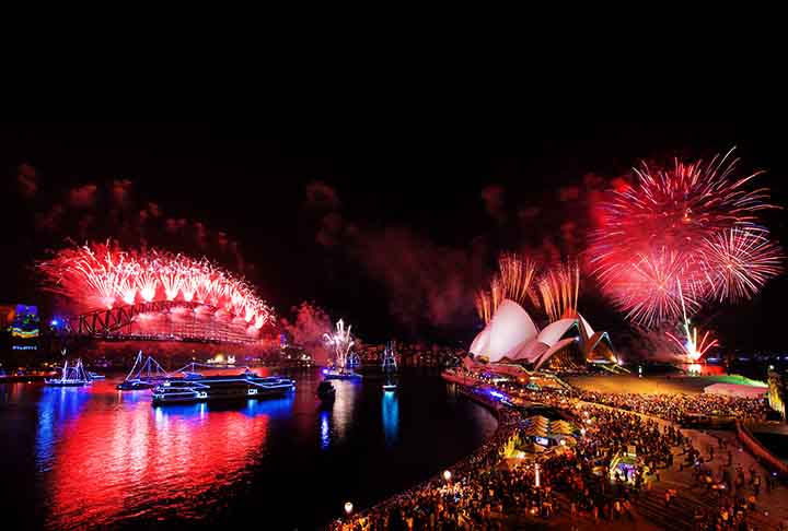 Sydney (Austrália) - Os fogos de artifício sobre a Sydney Harbour Bridge e a Opera House são dos primeiros do mundo devido ao fuso horário. A casa de ópera à beira do espelho d'água é o principal cartão postal da cidade.
