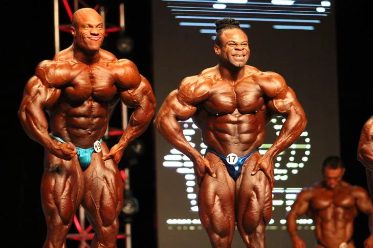 Os critérios de julgamento são semelhantes em ambos os eventos, mas há algumas diferenças sutis. O Mr. Olympia tende a dar mais ênfase ao tamanho e à massa muscular, enquanto o Arnold Classic valoriza mais a simetria, a proporção e a estética geral.