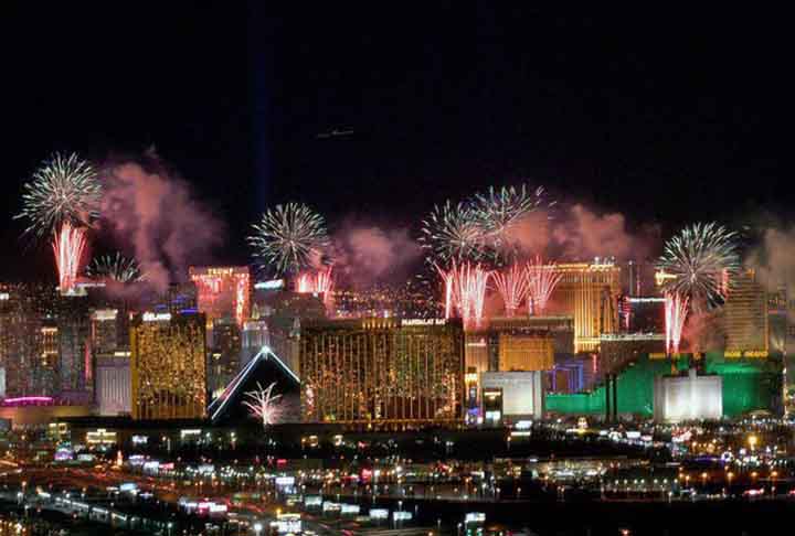 Las Vegas (EUA) - Shows extravagantes, festas em cassinos e uma explosão de fogos ao longo da Strip marcam a virada. A Strip faz parte da Las Vegas Boulevard, conhecida por abrigar os maiores  cassinos, hotéis e resorts da cidade, com 6,8 km de extensão.
