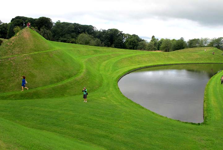 O Garden of Cosmic Speculation fica na cidade de Dumfriesshire, na Escócia, e foi criado pelo arquiteto paisagista Charles Jencks, em sua casa, a Portrack House. É um jardim privado, mas aberto ao público em algumas ocasiões. 