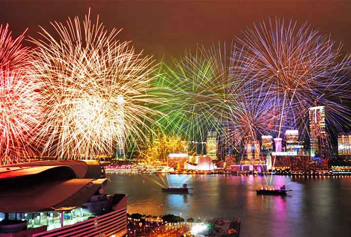 Hong Kong (China) - O show pirotécnico no porto Victoria, com prédios iluminados, é um espetáculo sincronizado impressionante. Esse porto natural separa a Ilha de Hong Kong da Península de Kowloon. É famoso por suas vistas deslumbrantes e  shows de luzes da cidade, sendo um marco histórico e turístico.

