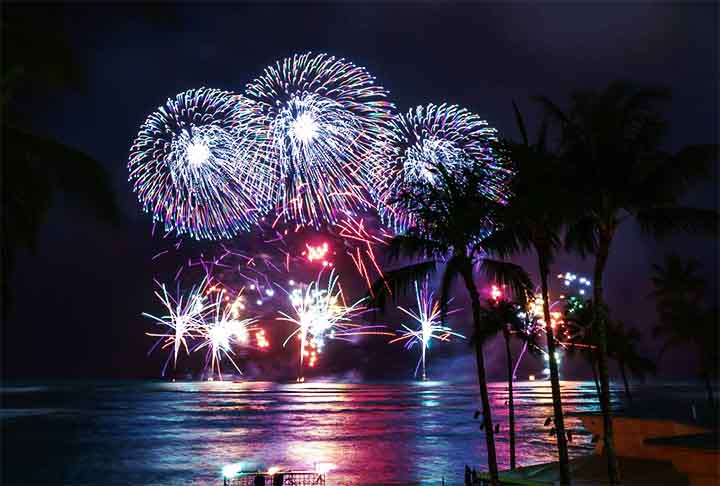 Havaí (EUA) - Celebrar na praia, com festas descontraídas e fogos refletidos no mar, cria um clima único. O principal réveillon do Havai ocorre na Waikiki Beach, em Honolulu, conhecida por suas festas vibrantes e shows de fogos de artifício. 
