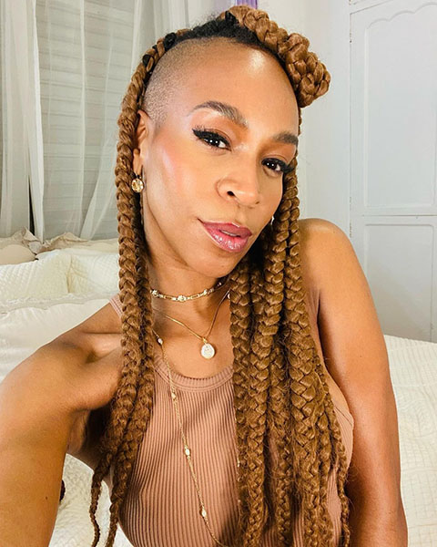 Karol Conká (Cantora)-Carolina de Oliveira Conceição nasceu em 01/01/1986, em Curitiba, no Paraná. A cantora e apresentadora ganhou destaque na música pelo álbum Ambulante(2018). Conká também participou do reality show Big Brother Brasil(2021).