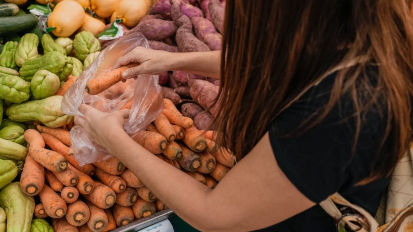O Guia Alimentar para a Popula&ccedil;&atilde;o Brasileira estabelece como recomenda&ccedil;&atilde;o central para uma alimenta&ccedil;&atilde;o saud&aacute;vel que alimentos in natura ou minimamente processados sejam a base da dieta 