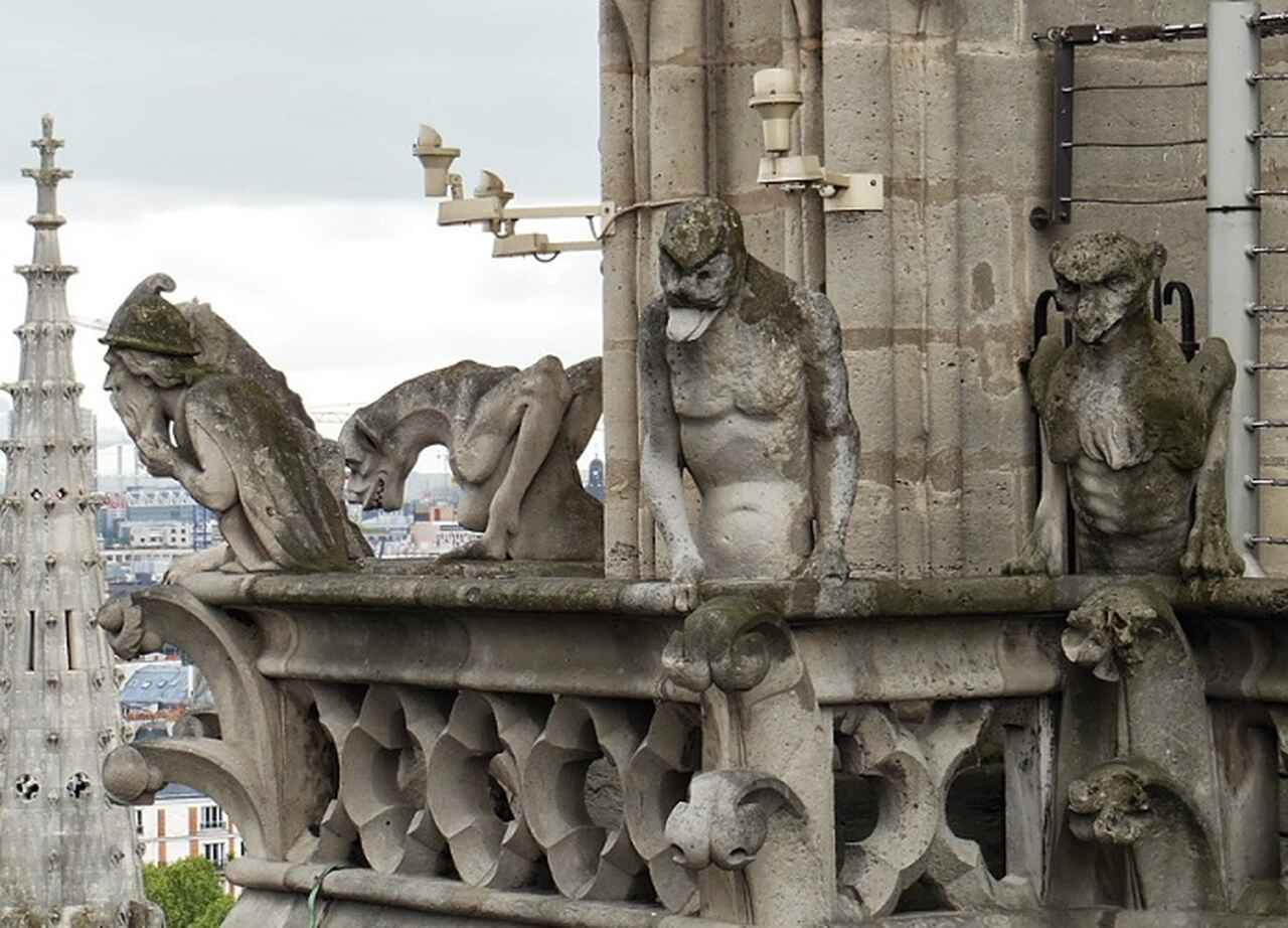 As gárgulas da Notre-Dame, com seus rostos ameaçadores e posturas rígidas, ainda são um dos maiores atrativos para turistas e admiradores da arquitetura gótica.