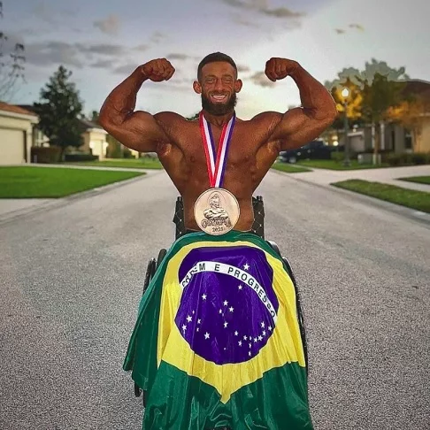 Em outra categoria, conhecida como Wheelchair -- específica para cadeirantes --, o brasileiro Josué Fabiano, mais conhecido como Gorila Albino, conquistou a 3ª colocação.