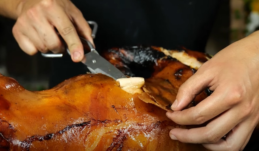 CARNE DE PORCO - A imagem de leitões inteiros, assados, é reproduzida na arte e no cinema, em filmes de época. Símbolo de fartura que, com o tempo, ganhou sentido de prosperidade. O peru ainda é o campeão da ceia, mas a carne de porco, na verdade, é mais indicada, pois o porco fuça para a frente.