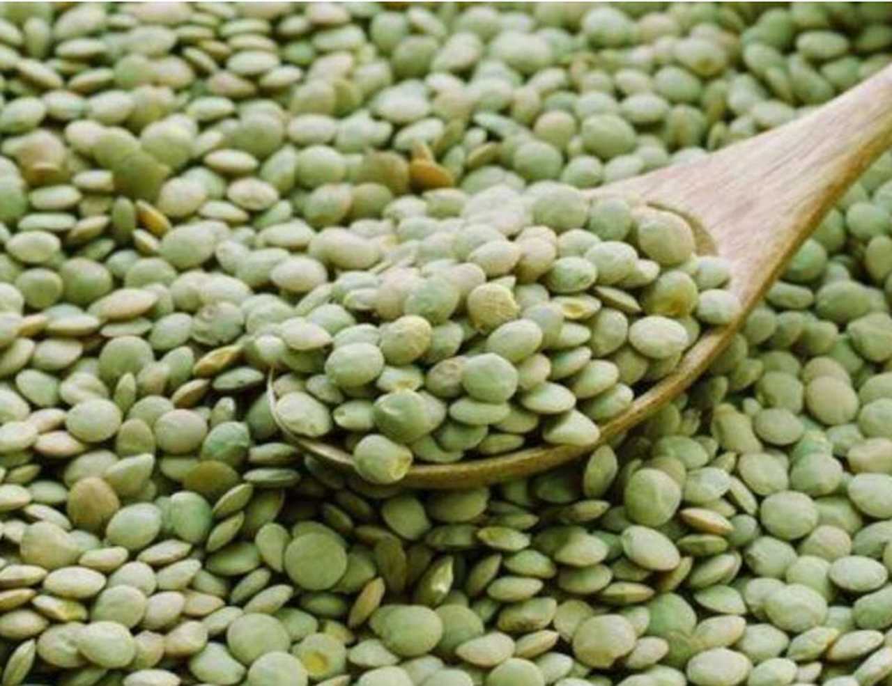 LENTILHA  -  Dizem que a lentilha deve ser o primeiro alimento do novo ano. Uma colher do grão logo depois da meia-noite ajudaria a realizar desejos. Não precisa ser lentilha pura. Pode estar com temperos e complementos. Além de dar sorte, é nutritiva. E cozinha rápido. Tudo de bom.