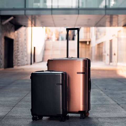 MALA - Quem gosta de viajar tem uma simpatia específica. Dizem que pegar uma mala vazia e andar pelo quarteirão ou pelo condomínio atrai sorte para futuras viagens. Dar sete voltinhas ao redor da mala também é uma superstição bem cotada. Sugerimos que essa aí seja feita de forma discreta... 