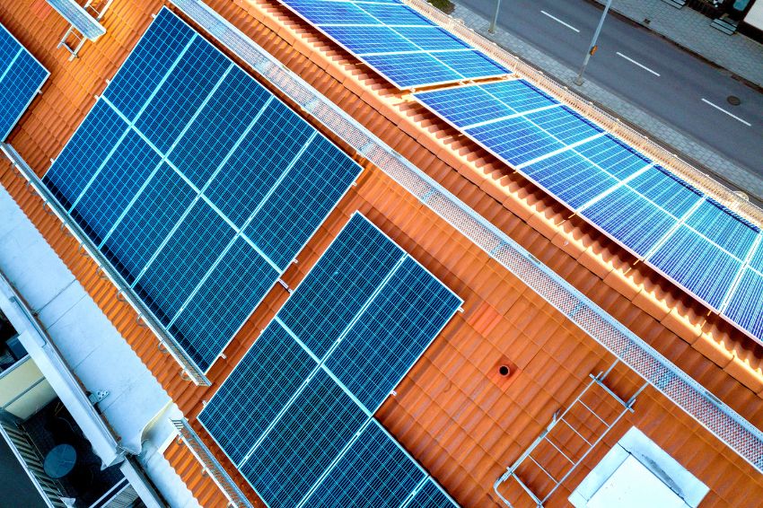 Uma em cada três residências na Austrália possui painéis fotovoltaicos associados à rede elétrica, proporção que fez reduzir a demanda por energia da rede. E essas casas ainda remetem o excedente não utilizado, aumentando a oferta diante de uma demanda reduzida.
