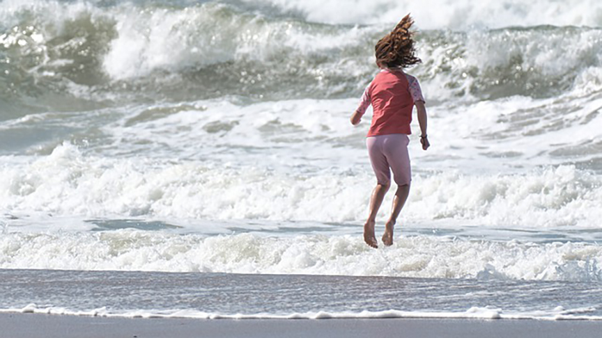 Uma tradição comum é pular sete ondinhas na praia para fazer pedidos e agradecimentos. Mas poucos lembram que é preciso sair da água andando para trás, olhando o mar. A pessoa só deve ficar de costas para o mar depois que os pés saírem completamente da água. Respeito é bom!