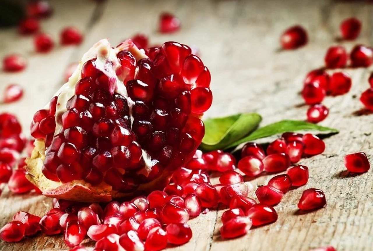  ROMÃ - Comum no Oriente Médio e no Mediterrâneo, serve para sobremesas e aperitivos. Símbolo de amor e fecundidade para os gregos. Reduz a pressão arterial e previne doenças vasculares. No Ano Novo é fruta da sorte. Basta comer, secar três sementes e guardar na carteira ao longo do ano.