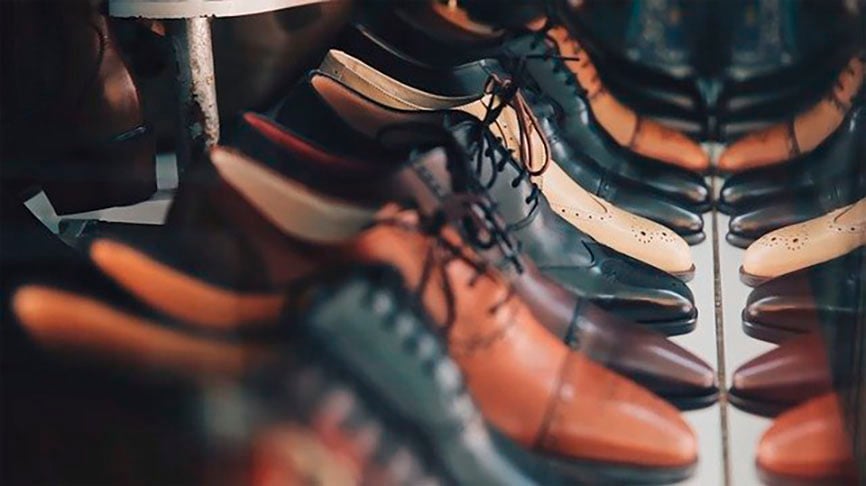 SAPATO - Essa só serve para quem vai passar o réveillon de sapatos ou tênis. Não dá para fazer com chinelo nem sandália. A simpatia pressupõe colocar dinheiro no calçado e passar o réveillon assim. Para proteger a cédula, uma dica é envolvê-la num plástico.