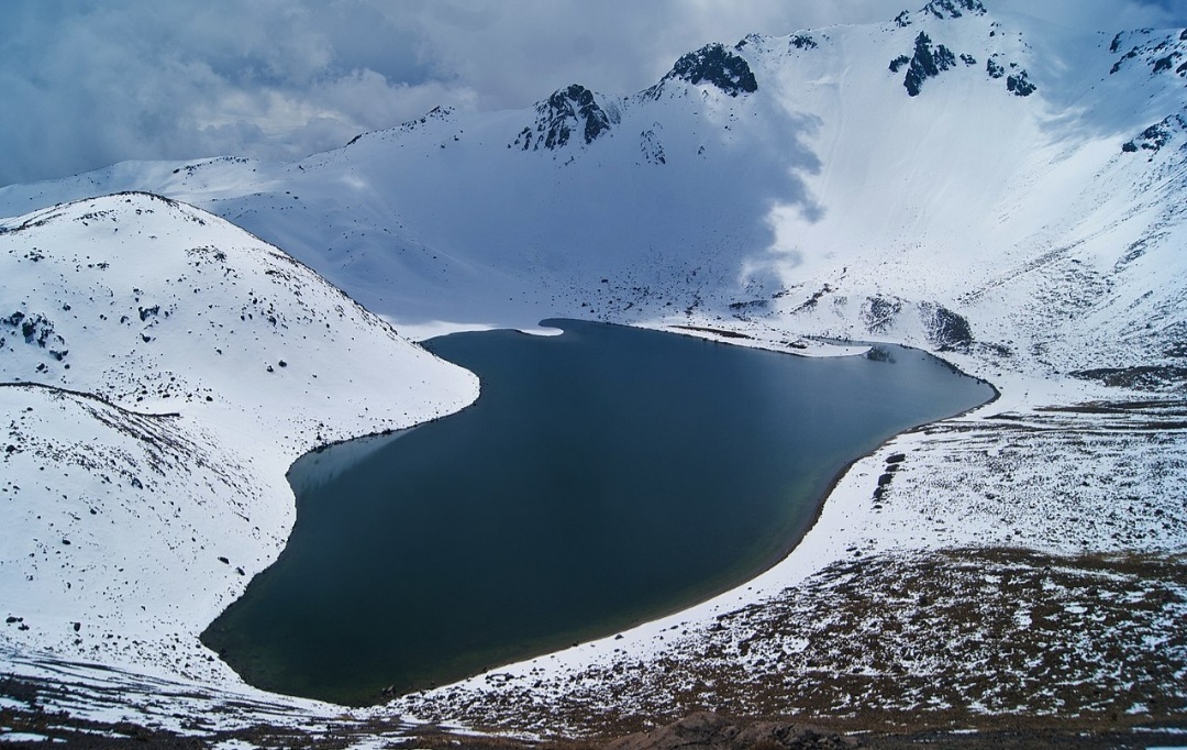 Há regiões de clima alpino, com destaque para a área do Nevado de Toluca, um estratovulcão (vulcão em forma de cone com lava endurecida) a 80 km da Cidade do México.