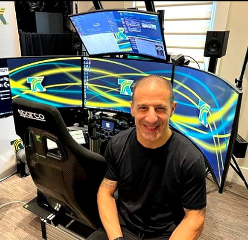 Tony Kanaan (Piloto)-Antoine Rizkallah Kanaan Filho  nasceu em 31/12/1974, em Salvador, na Bahia. Ele foi  campeão das 500 Milhas de Indianápolis em 2013, o primeiro brasileiro a vencer a corrida desde 1994.