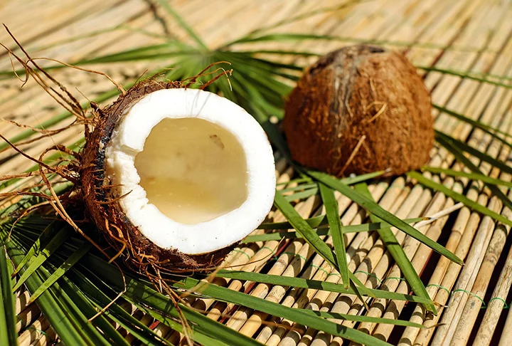 O coco é uma fruta tropical conhecida por sua casca dura e polpa suculenta. Comum em regiões tropicais, é uma fonte rica de nutrientes, incluindo água, fibras, vitaminas B e minerais essenciais como o potássio. 