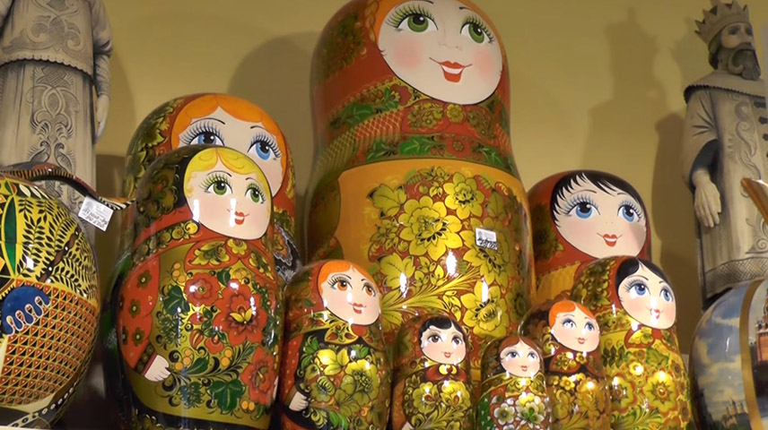  Na Rússia, um símbolo muito comum são as matrioscas. No país, é comum sair para festejar só após a virada do ano. Também é comum escrever um desejo em um papel e queimá-lo assim que o ano vira. As cinzas são colocadas no copo de champagne. Em seguida, os russos brindam e bebem.