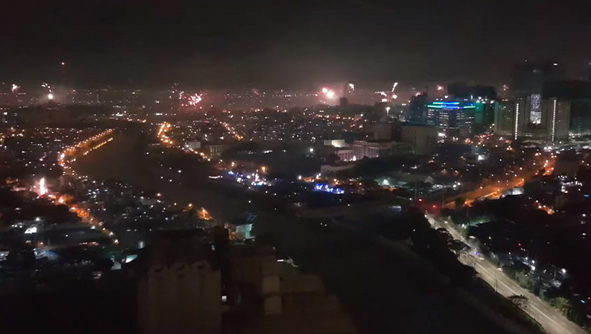 Nas Filipinas, os cidadãos costumam enfeitar as ruas com bolas, de diversos tamanhos e cores. No exato momento da virada do ano, o hábito é agitar os bolsos.