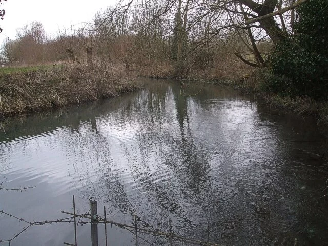 Geralmente, a água de um aquífero volta à superfície como uma nascente ou escoamento básico que irá contribuir para a formação de córregos e rios.